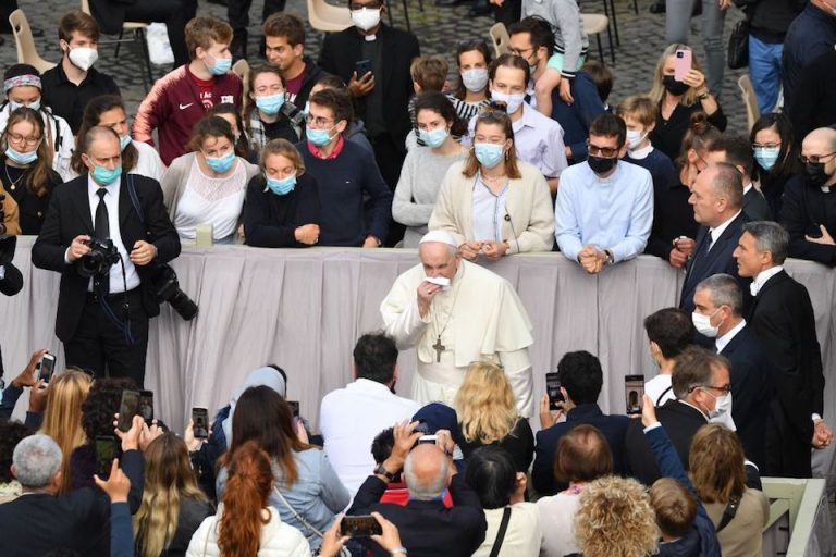 El papa reanuda las audiencias con público tras meses de cierre por la pandemia
