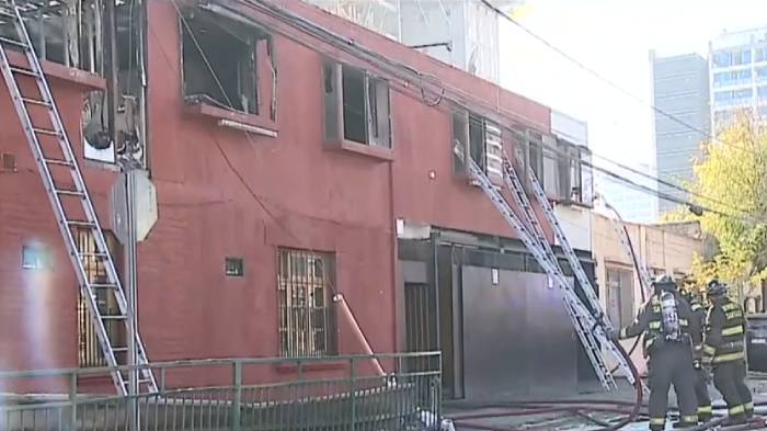 Cerca de 40 familias afectadas: 17 compañías de Bomberos trabajaron en grave incendio en Estación Central