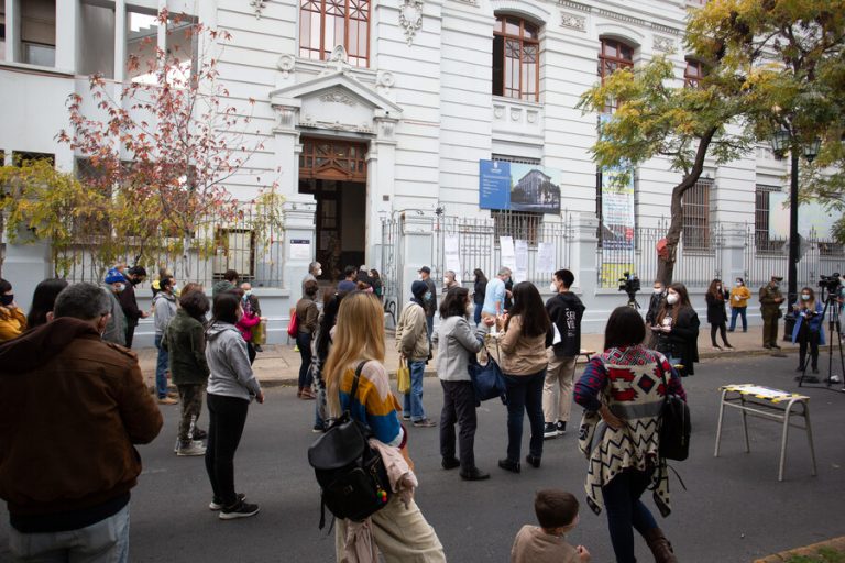 Pareja de adultos mayores esperó 4 horas para votar en el Liceo de Aplicación
