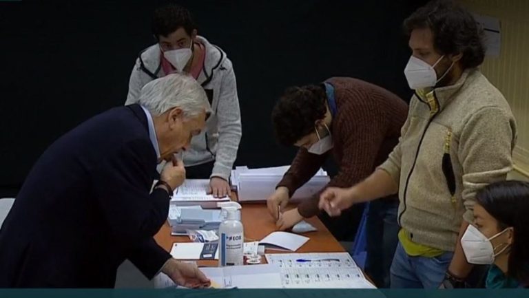 Piñera y el adhesivo: Mira las reacciones que dejó en redes sociales el insólito momento