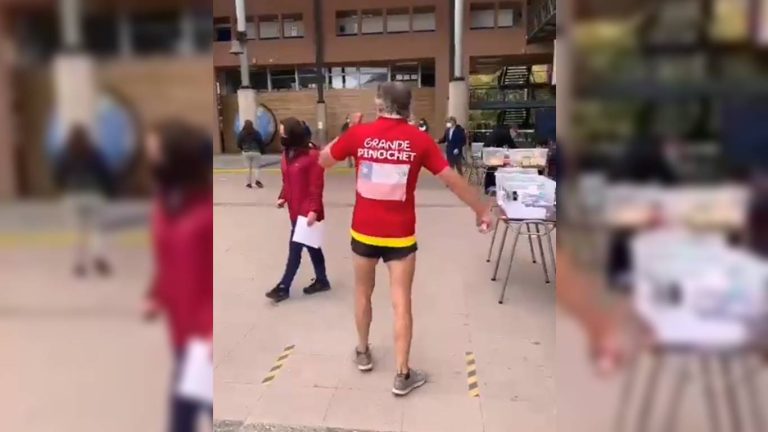 Hombre fue expulsado por llegar a votar con una polera que decía 