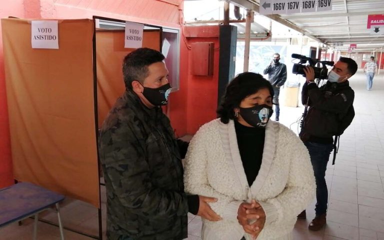 Fabiola Campillai llegó a sufragar a San Bernardo: 