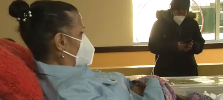 No hay excusas: Mujer fue a sufragar en camilla hasta su lugar de votación en Temuco