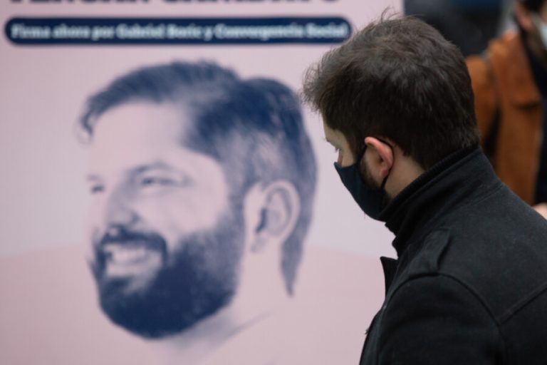 Boric inscribe su candidatura presidencial: 