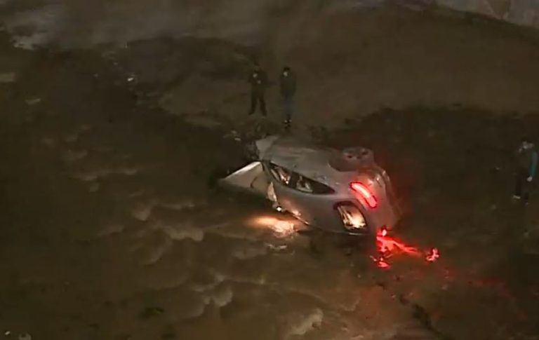 Se dieron a la fuga tras una encerrona, fueron perseguidos y terminaron volcados en la ribera del Río Mapocho
