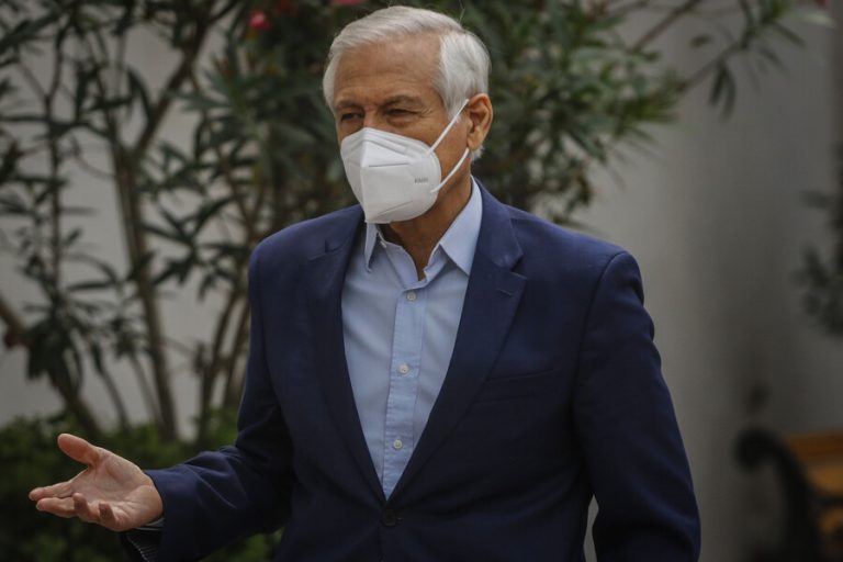 Continúan los remezones: Heraldo Muñoz bajó su candidatura presidencial y entregó apoyo a Narváez