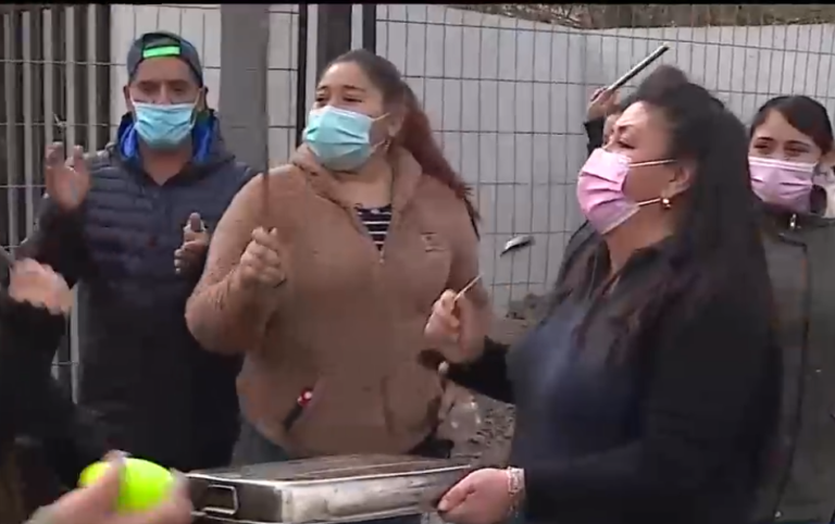 Protestan por la no entrega de sus viviendas en Quilicura: 