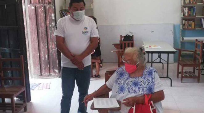 Nunca es tarde: Abuelita se hace viral tras aprobar la educación básica a los 71 años