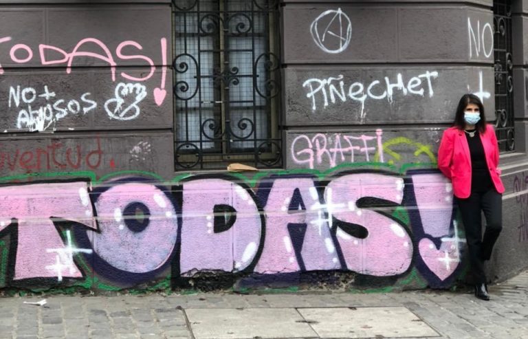 Paula Narváez desata ola de comentarios tras fotografiarse junto a un graffiti con consignas feministas