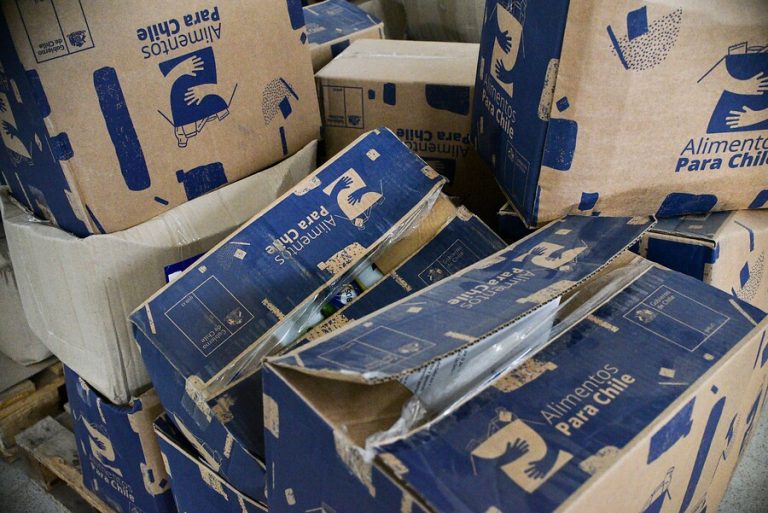 Puerto Montt: Denuncian que repartidores robaban cajas de alimentos de la Junaeb y escondían los productos