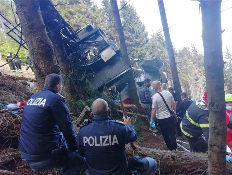 Al menos 12 muertos tras caída de un teleférico en Italia