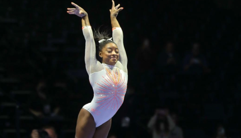 Simone Biles se convierte en la primera mujer en la historia en lograr un doble mortal Yurchenko