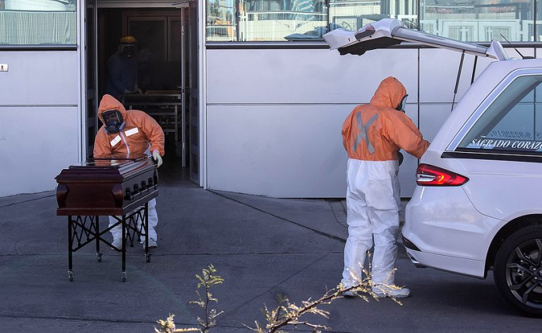 Muertes por COVID-19: OMS estima que a mediados de junio se superarán todas los fallecidos del 2020