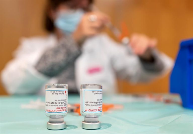 Vacuna contra el COVID-19 de Moderna sería segura y eficaz en adolescentes, según ensayo