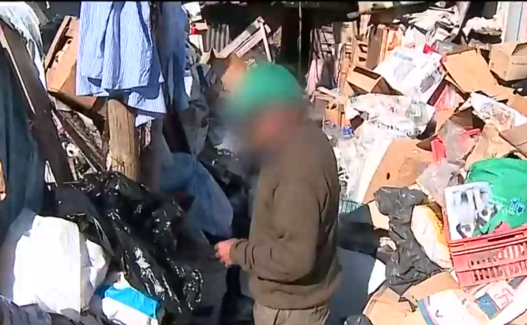 Hombre vive en una casa bajo la basura: Tiene mal de Diógenes y ha provocado 2 incendios