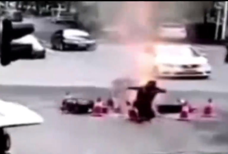 El momento exacto en el que obreros se salvaron tras una enorme explosión en plena calle