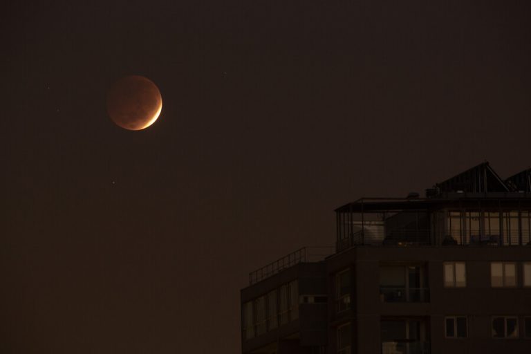 Así se vio en el cielo chileno el fenómeno de la Luna de Sangre
