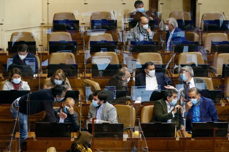 Se va a ley: Cámara aprobó proyecto que da media jornada laboral para ir a vacunarse