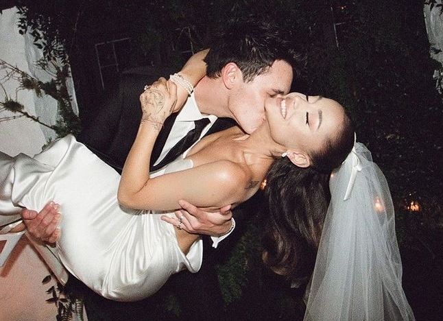 Ariana Grande reveló las primeras fotos de su íntimo matrimonio