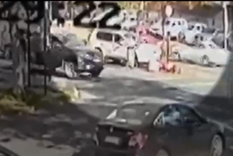 Motociclista agredió a conductor en Vitacura: 