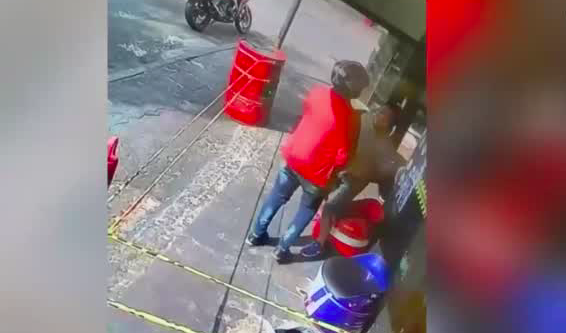 Terminaron abrazados: Delincuente se arrepintió en pleno asalto al darse cuenta que la víctima era un amigo