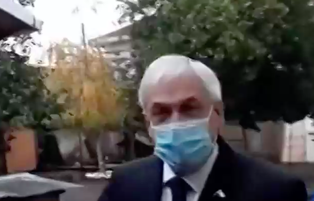 Tuvo que abandonar la misa: Piñera fue increpado por familiar de carabinero muerto en Collipulli
