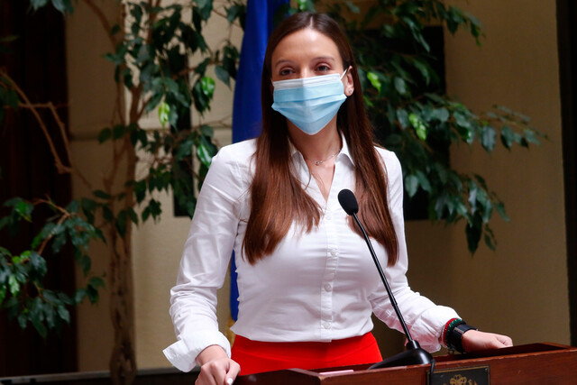 Camila Flores pide al gobierno dar bono especial de $200 mil a todos los adultos mayores