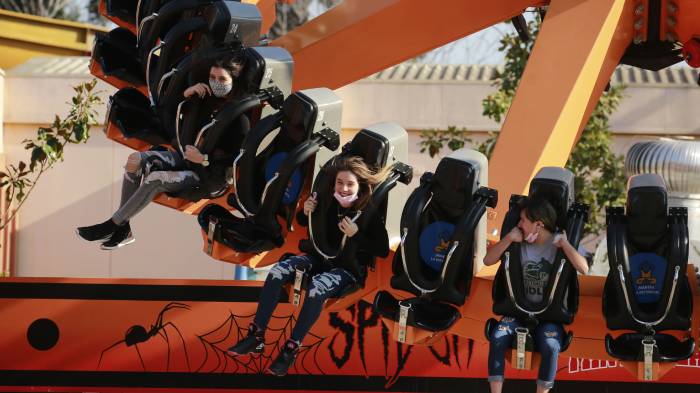 Largas filas para ingresar: Fantasilandia abrió sus puertas en medio de una nueva alza de contagios por Covid-19