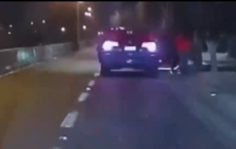 Evadió encerrona con arriesgada maniobra: Retrocedió en reversa para entrar a la carretera contra el tránsito