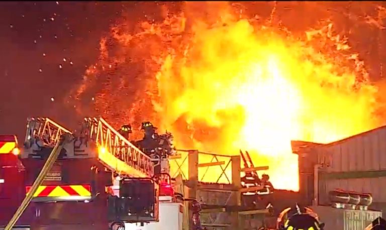 Incendio afectó al Colegio Polivalente Inglés en La Pintana: Comenzó en una fábrica de muebles