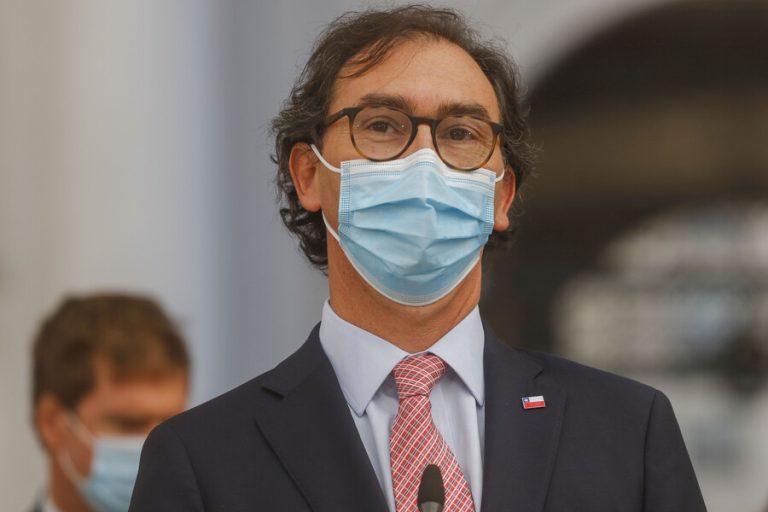 Ministro Figueroa evalúa suspender la subvención de colegios municipales que no regresen a clases presenciales