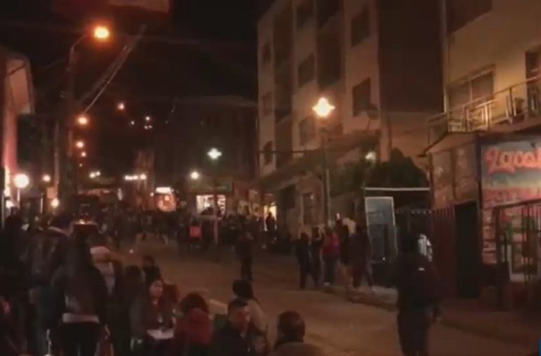 Más de 200 personas participaron en masiva fiesta callejera en Valparaíso durante el toque de queda