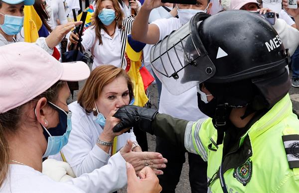 Colombia: Ciudadanos vestidos de blanco piden el fin a la violencia y muestran su apoyo al gobierno y la policía