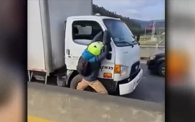 Pelea en autopista terminó con motociclista colgando de un camión por más de 10 kilómetros