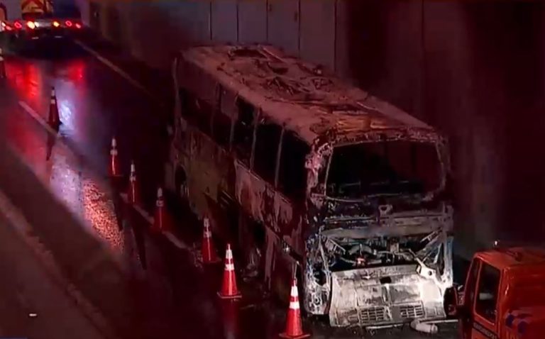 Una falla eléctrica al interior de bus terminó con el vehículo quemado en Vespucio Norte