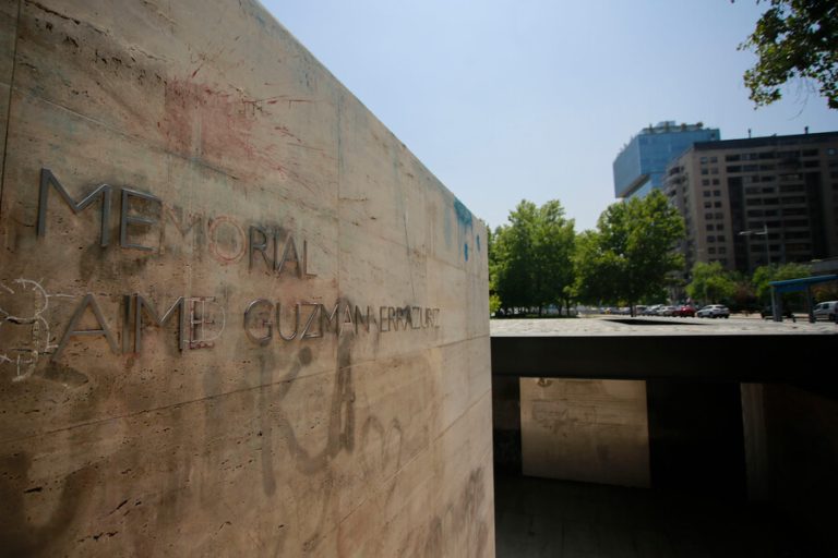Decretan prohibición de acercarse a sedes de RN, UDI y memorial a Jaime Guzmán para adolescentes formalizados