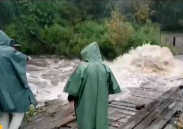 Puente colapsó por intensas lluvias en La Araucanía: 12 personas permanecen aisladas