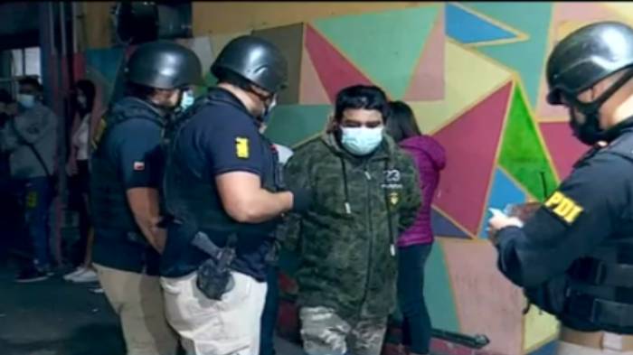 Asado por el día del trabajador: Clausuran local y detienen a 23 personas por fiesta en Santiago Centro