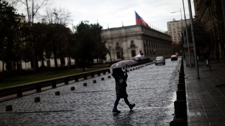 ¡Santiago incluido! Probables chubascos y tormentas eléctricas para centro-norte del país