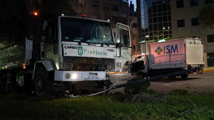 Violento accidente en pleno Providencia: Uno de los conductores falleció al llegar al hospital