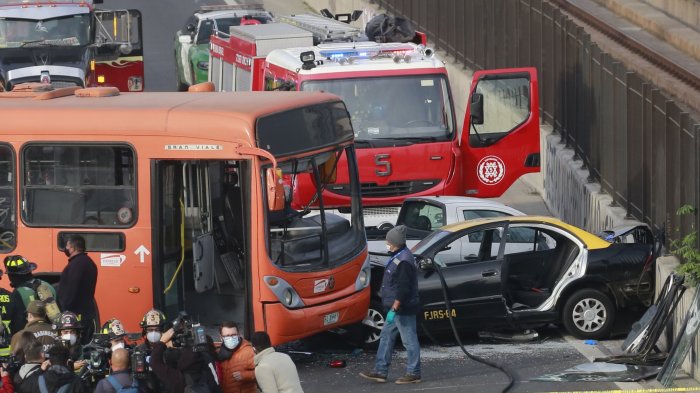 Bus del Transantiago fue robado y chocó a 2 autos: Provocó taco kilométrico en Autopista Vespucio Sur