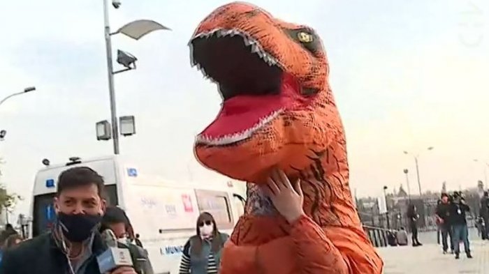 Dinosaurios se toman los lugares de votaciones para alegrar la jornada