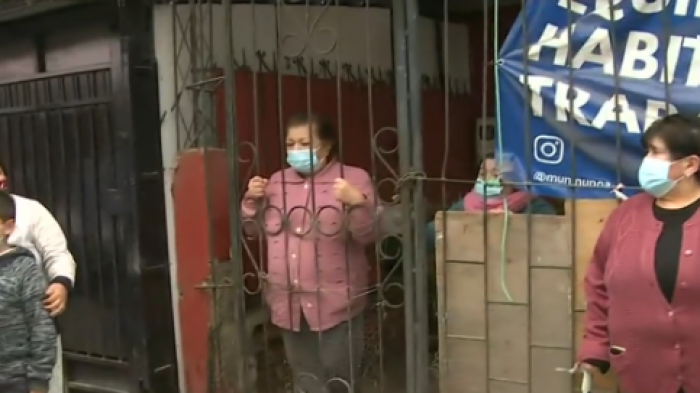 Buscan desalojar a mujer de 90 años en Ñuñoa: Vecinos aseguran que nunca llegó orden judicial