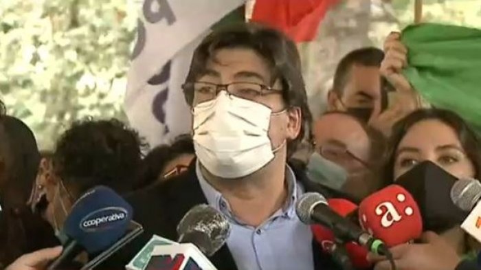 Daniel Jadue proclama su candidatura en Plaza de Armas: “No sirven las alianzas de último minuto”