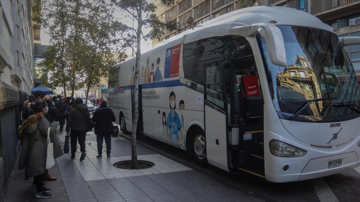 Aglomeraciones en vacunatorios tras anuncio sobre la entrega del 
