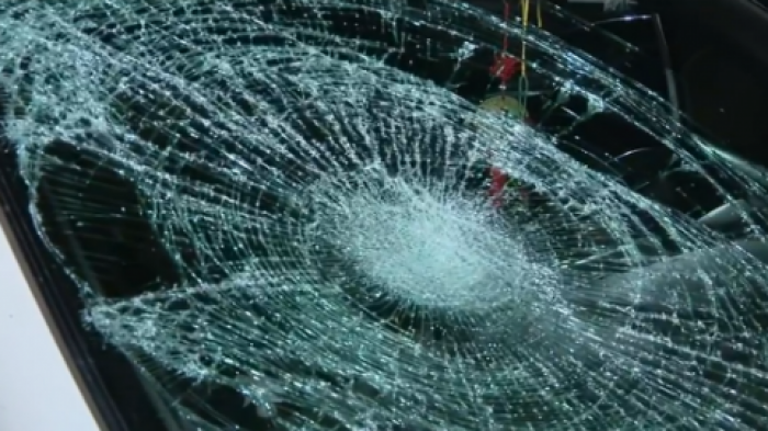 Violento enfrentamiento entre conductor y delivery: Motociclista rompió parabrisas con su casco