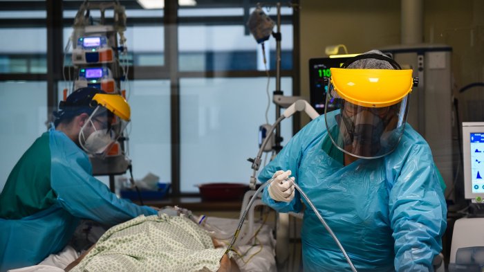 Primer día del pase de movilidad: Camas UCI de la Región Metropolitana alcanzan el 98% de ocupación