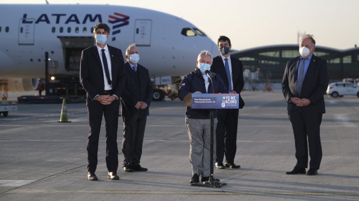 Cargamento con 300 mil dosis de vacunas CanSino arribó al país para continuar con campaña de vacunación masiva