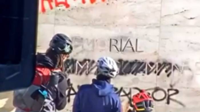 Joven que cayó al río Mapocho fue detenido por rayar memorial de Jaime Guzmán