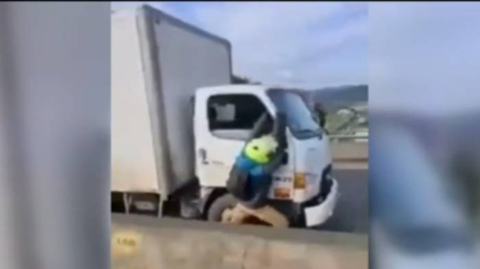 Motociclista terminó colgando de un camión tras pelea en autopista